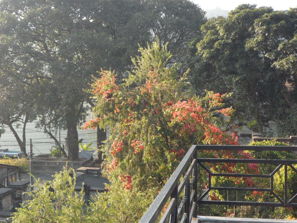 Hotel Nirvana Pokhara Esterno foto
